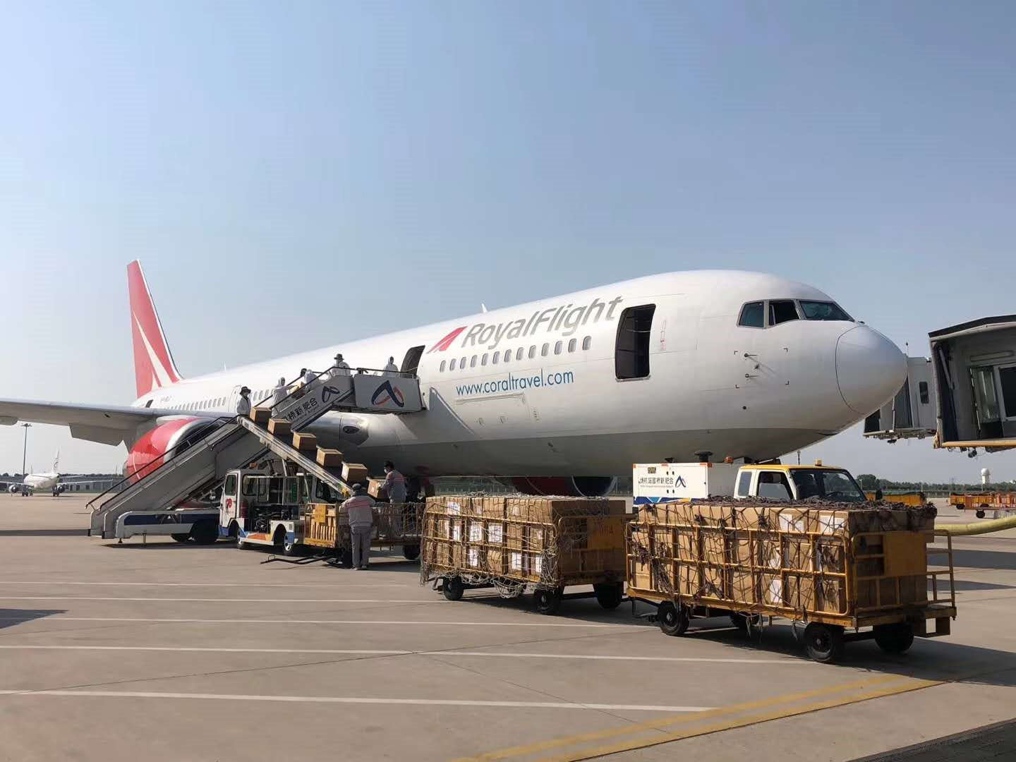 航空物流又稱飛機運輸，是以飛機為運輸工具，在有航空線路和機場的情況下運輸貨物的一種運輸方式。在我國運輸業(yè)中，航空運輸仍然占全國運輸量的比重相對較小，主要承擔遠程客運的使命。隨著物流的快速發(fā)展，航空運輸(圖1)